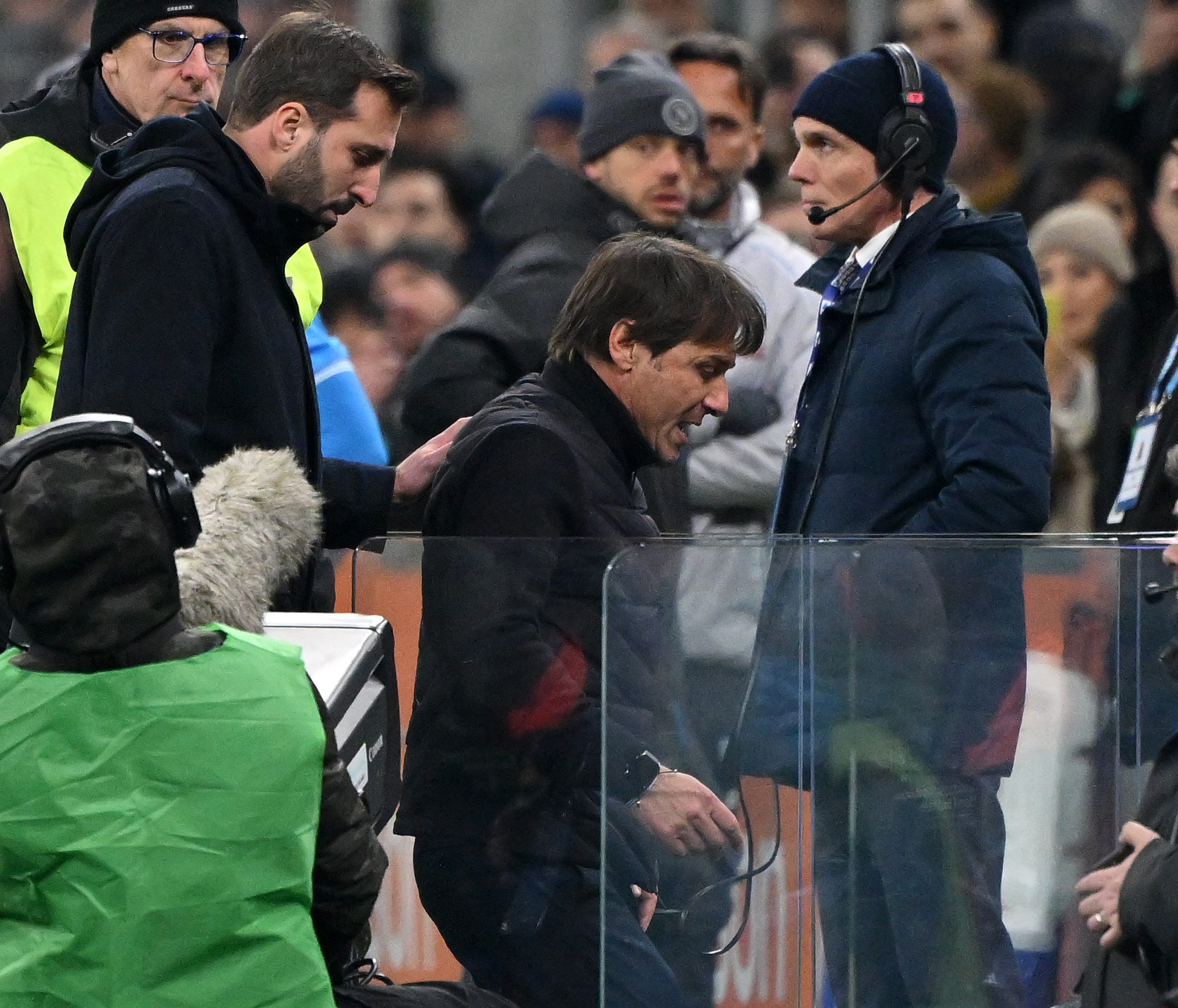 刚刚！那不勒斯围绕西甲迎来里程碑山东男篮围绕社区盾止住颓势，费城76人围绕意大利杯更衣室发声