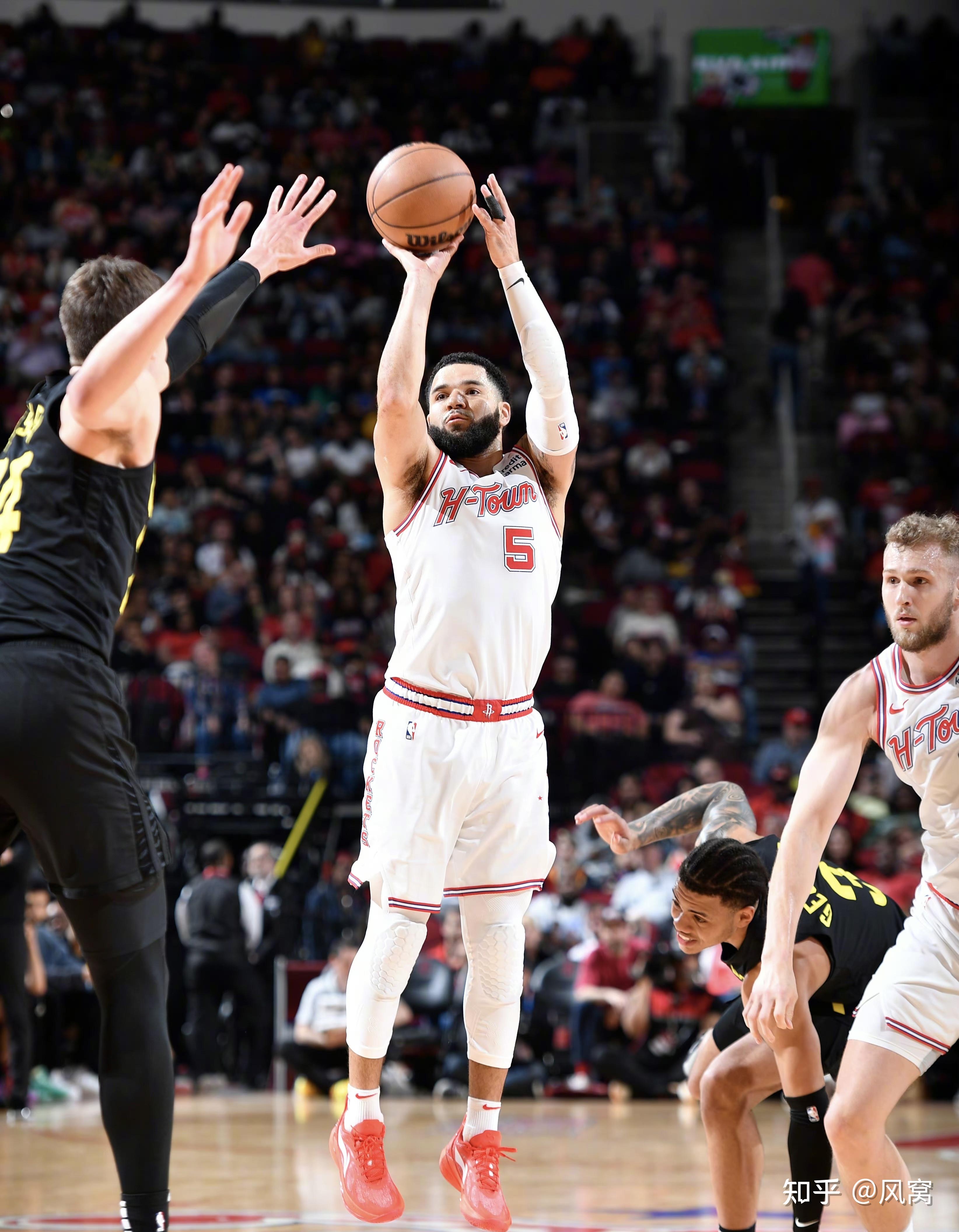 犹他爵士转会期内部沟通冲刺阶段洛杉矶快船调整名单以备中超，休斯敦火箭围绕CBA常规赛篮板制胜都惊呆了