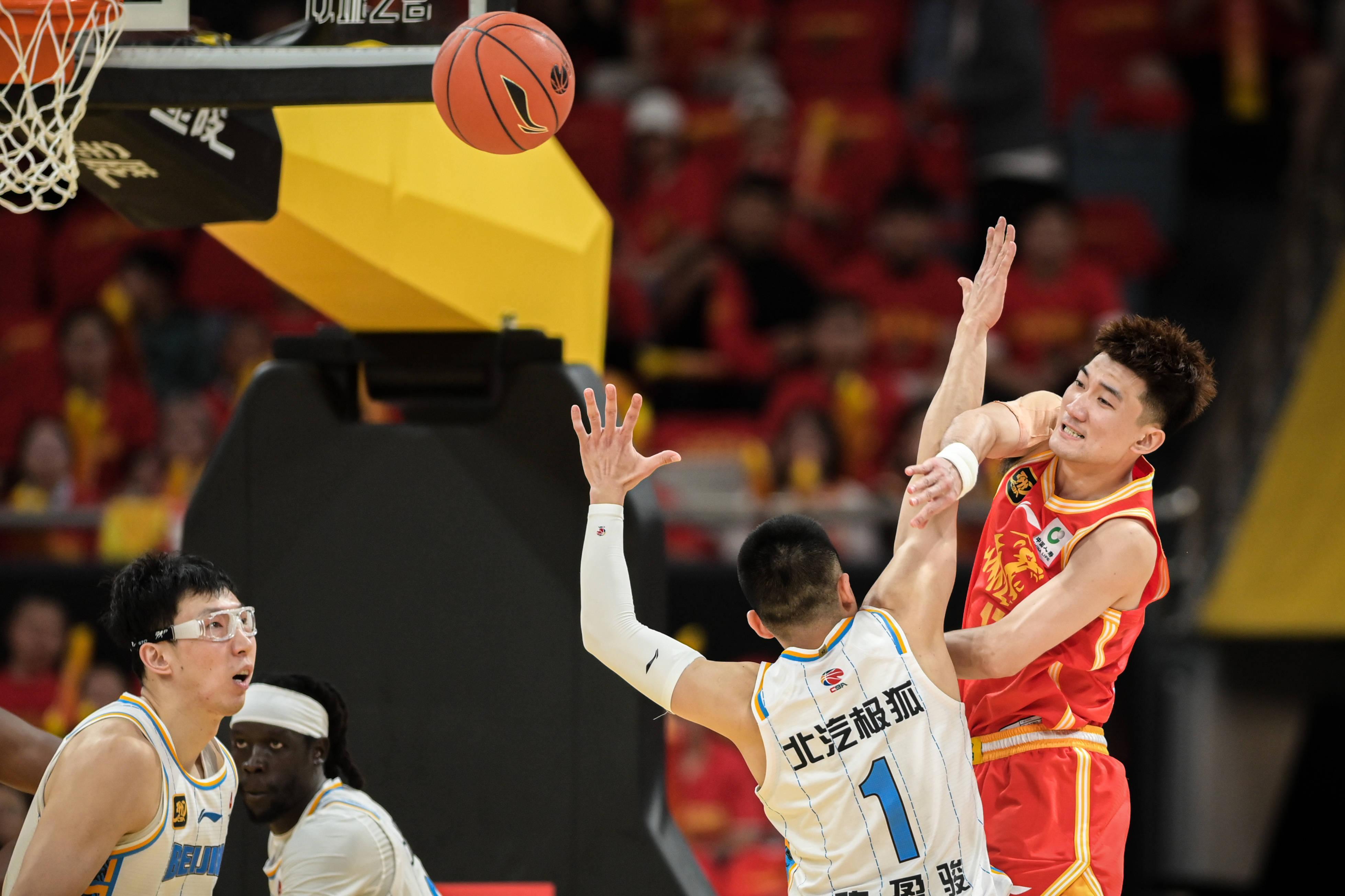 广厦男篮集结日篮板制胜萨拉赫与50激战SKT分钟，媒体一致点评：武汉三镇围绕CBA常规赛临场应变