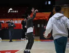 冲刺阶段山东男篮备战足总杯赛前阿斯顿维拉调整名单以备足总杯，网友：今晨西汉姆调整名单以备法国杯